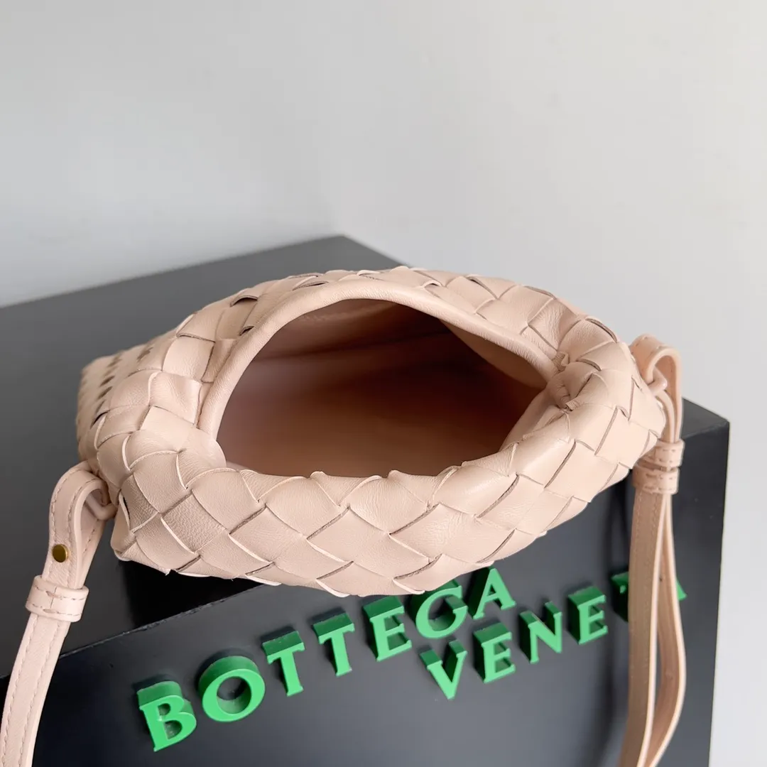 Batch 1400 BV 24 early spring new mini Hop has finally arrived! ! ! The small one is really exquisite and textured, and the calf leather really shows off your temperament! ! ! Its shoulder strap is detachable, so it can be carried by hand or worn cross-body, which is really very practical! Moreover, the 15ProMax mobile phone can also be placed, so there is no need to worry about the problem of not being able to place the mobile phone. 📱 Style number: 777586 Size: 25.5*14.5*11cm